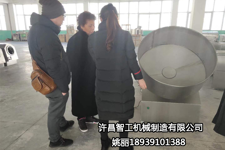 陜西客戶來許昌智工考察試機湯圓機，制餡非常滿意，現(xiàn)場定機