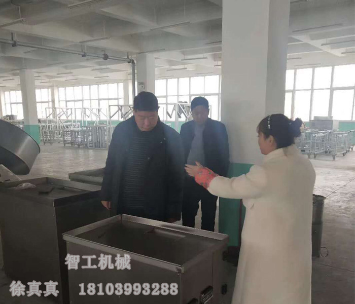 魯山老客戶再次來許昌智工考察訂購湯圓機、元宵制陷機！