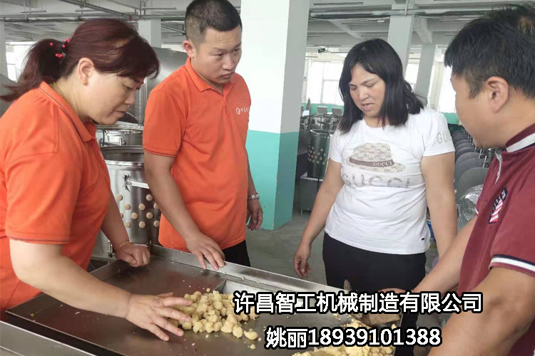 河南周口客戶自帶原料到許昌智工考察、試機制餡機！（做糕點）